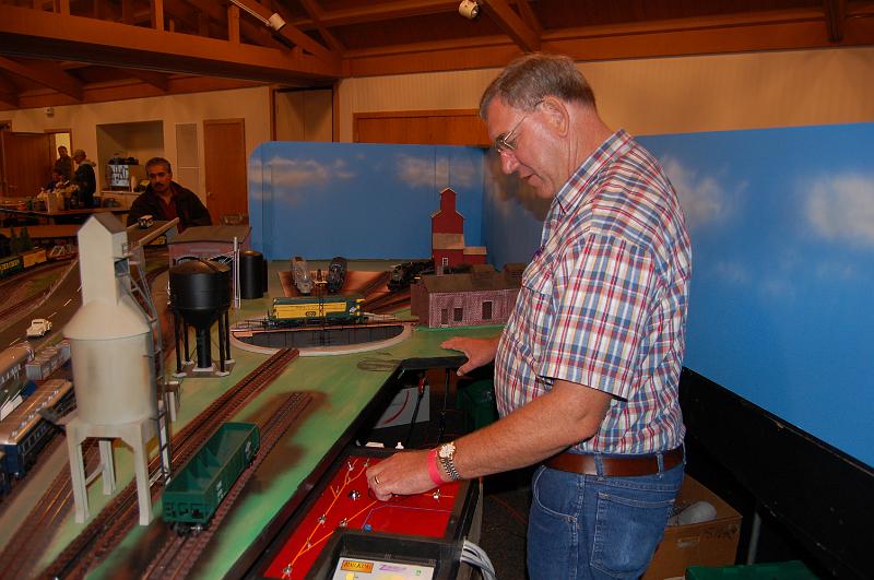9-24-08 388.JPG - Roger turns a locomotive on the turntable.